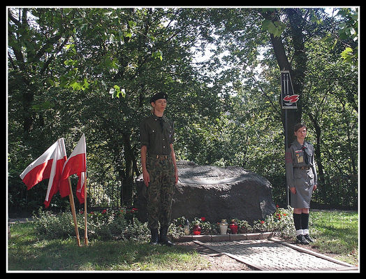 15 sierpnia 2006 r. - obchody Dnia Wojska Polskiego oraz 86 rocznicy wojny Polsko - bolszewickiej 1920 r.
Warta honorowa zaciągnięta przez harcerzy przy "Bratniej Ziemi"
Słowa kluczowe: 86pb