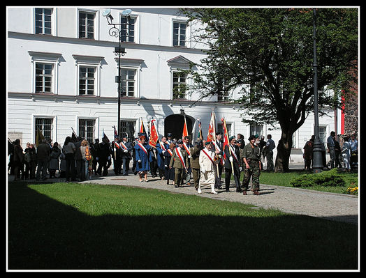 15 sierpnia 2006 r. - obchody Dnia Wojska Polskiego oraz 86 rocznicy wojny Polsko - bolszewickiej 1920 r.
Przejście pocztów sztandarowych z Katedry do "Bratniej Ziemi"
Słowa kluczowe: 86pb