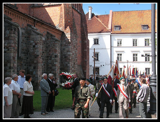 15 sierpnia 2006 r. - obchody Dnia Wojska Polskiego oraz 86 rocznicy wojny Polsko - bolszewickiej 1920 r.
Przejście pocztów sztandarowych z Katedry do "Bratniej Ziemi"
Słowa kluczowe: 86pb