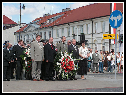 15 sierpnia 2006 r. - obchody Dnia Wojska Polskiego oraz 86 rocznicy wojny Polsko - bolszewickiej 1920 r.
Delegacja Urzędu Miasta i Rady Miasta Płocka składająca kwiaty na Grobie Nieznanego Żołnierza
Słowa kluczowe: 86pb