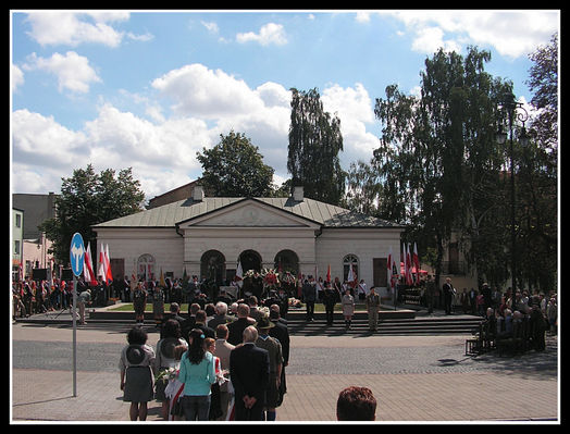 15 sierpnia 2006 r. - obchody Dnia Wojska Polskiego oraz 86 rocznicy wojny Polsko - bolszewickiej 1920 r.
Składanie kwiatów na Grobie Nieznanego Żołnierza przez delegacje kombatanckie, rządowe, samorządowe, instytucje publiczne, harcerzy, uczniów szkół
Słowa kluczowe: 86pb