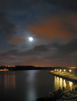 W księżycowej poświacie
przystań jachtowa na lewobrzeżnej części Płocka
