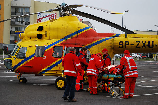 Manewry Ratownicze "PŁOCK 2008" - 07.11.2008
Transport poszkodowanego w symulowanym pożarze w markecie OBI śmigłowcem Lotniczego Pogotowia Ratunkowego
