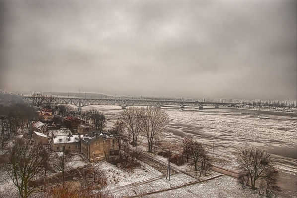 Zaśnieżony nadwiślański bulwar
