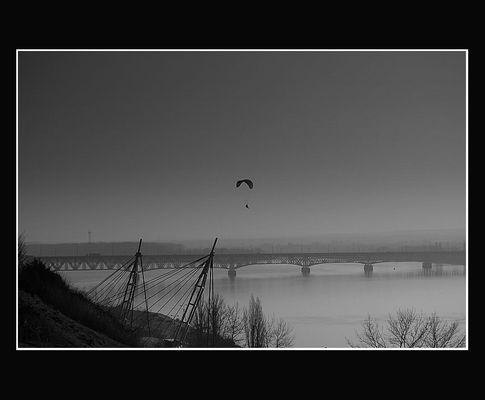 Paralotniarze na płockiej skarpie
