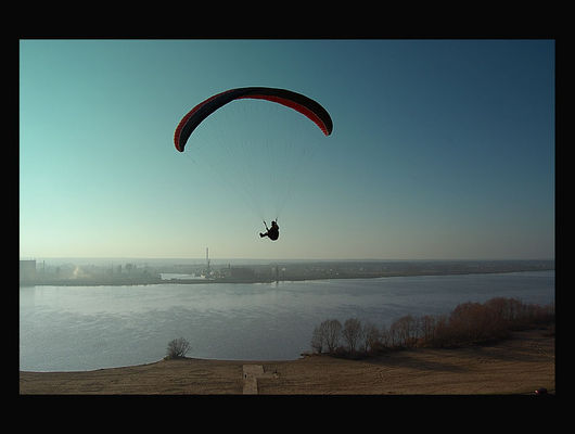 Paralotniarze na płockiej skarpie
