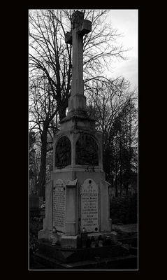 Stary Cmentarz w Płocku
Symboliczny grób
Księdza JERZEGO POPIEŁUSZKI - bestialsko zamordowanego przez oficerów MSW
