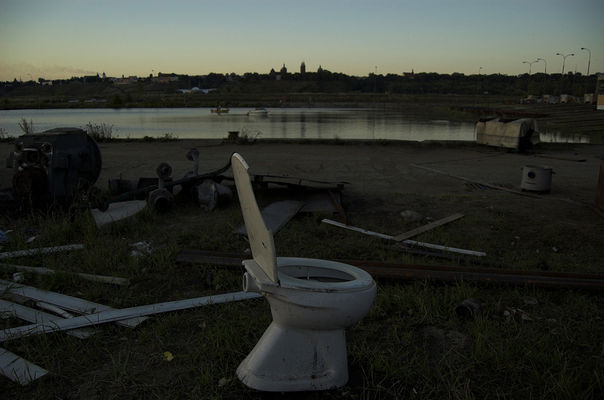 to też jest Płock...
proponuję obdarować gospodarza tego terenu nagrodą "Sedesu z porcelitu" w kategorii "Porządek"
