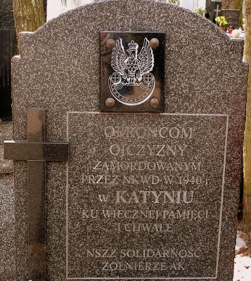 Płyta pamiątkowa
Stary Cmentarz przy al. Kobylińskiego. Płyta pamiątkowa ufundowana przez NSZZ "Solidarność" i żołnierzy Armii Krajowej, poświęcona ofiarom Katynia 1940 r.
