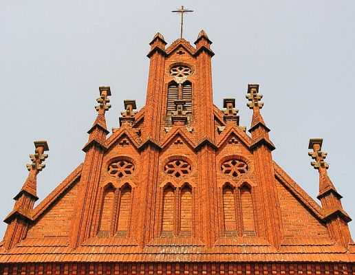 kaplica
Stary Cmentarz przy al. Kobylińskiego. Część górna frontowej części kaplicy cmentarnej.
