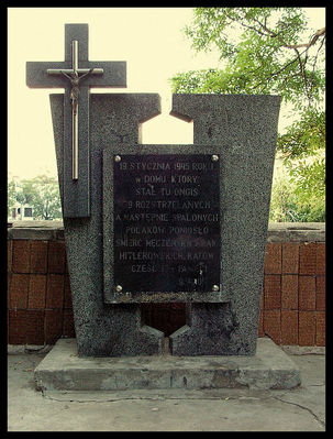 pomnik ku pamieci rozstrzelanych, a nastepnie spalonych 79 Polaków
ul. Sienkiewicza
