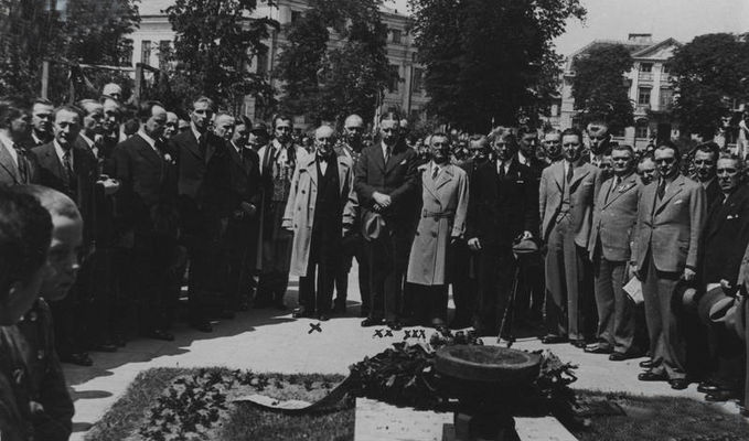 Obchody 35 lecia pracy artystycznej kompozytora, dyrygenta chóralnego i pedagoga Wacława Lachmana w Płocku
1934/1936

Uczestnicy uroczystości przed płytą Grobu Nieznanego Żołnierza. Widoczni m.in. kompozytor, dyrygent chóralny i pedagog Wacław Lachman, starosta powiatu płockiego Władysław Rozmarynowski, prezydent Płocka Romuald Chmielewski.
