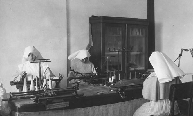 Klasztor Mariawitów w Płocku
1928 r.

Mariawitki podczas wyrobu pończoch
