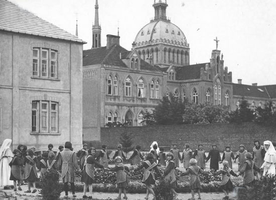 Klasztor Mariawitów w Płocku
1928 r.

Wychowanki ochronki mariawickiej podczas zabawy
