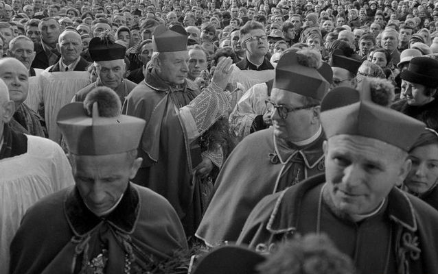  Obchody Tysiąclecia Chrztu Polski w Płocku
13.XI.1966

Prymas Polski ks. kard. Stefan Wyszyński błogosławi wiernych zebranych na uroczystościach milenijnych. Widoczni m.in.: metropolita krakowski ks. arcybiskup Karol Wojtyła (z prawej na pierwszym planie), metropolita poznański ks. arcybiskup Antoni Baraniak (z lewej na pierwszym planie), sekretarz ks. kard. St. Wyszyńskiego ks. infułat Władysław Padacz (z lewej za prymasem).
