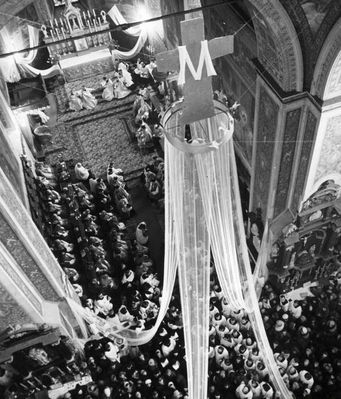 Obchody Tysiąclecia Chrztu Polski w Płocku
13.XI.1966

Widok z góry na zebranych w katedrze uczestników obchodów milenijnych.
