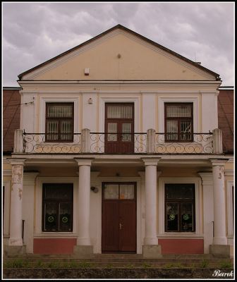 Brudzeń Duży - Dwór murowany
4-kolumnowy ganek dworu, a nad nim taras, a także ozdobna facjata zwieńczona trójkątnym szczytem

