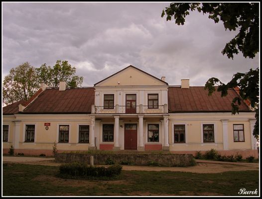 Brudzeń Duży - Dwór murowany
Neoklasycystyczny Dwór Rościszewskich z przełomu XIX i XX w., murowany. Parterowy, z mieszkalnym poddaszem. 4-kolumnowy ganek, zaś nad nim taras oraz ozdobna facjata zwieńczona trójkątnym szczytem stanowią o klasycystycznym charakterze budowli. Położony jest w bardzo ciekawej krajobrazowo części byłego woj. płockiego, w tzw. Szwajcarii Mazowieckiej, na wysokim brzegu rzeki Skrwy. Obecnie siedziba Szkoły Podstawowej w Brudzeniu Dużym.

