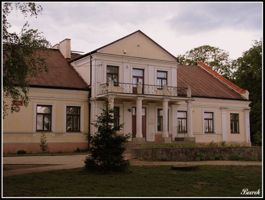 Brudzeń Duży - Dwór murowany
Neoklasycystyczny Dwór Rościszewskich z przełomu XIX i XX w., murowany. Parterowy, z mieszkalnym poddaszem. 4-kolumnowy ganek, zaś nad nim taras oraz ozdobna facjata zwieńczona trójkątnym szczytem stanowią o klasycystycznym charakterze budowli. Położony jest w bardzo ciekawej krajobrazowo części byłego woj. płockiego, w tzw. Szwajcarii Mazowieckiej, na wysokim brzegu rzeki Skrwy. Obecnie siedziba Szkoły Podstawowej w Brudzeniu Dużym.
