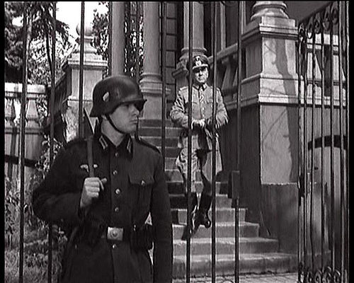 Kadr z serialu "Stawka większa niż życie" odc. pt. Żelazny Krzyż (1968)
ul. Kościuszki (obecnie w tym budynku mieści się przedszkole)
na zdjęciu Seweryn Butrym, grający gen. Wielringera
