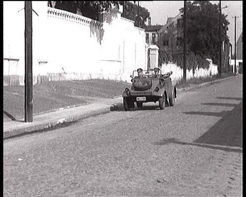 Kadr z serialu "Stawka większa niż życie" odc. pt. Żelazny Krzyż (1968)
obecna ul. Misjonarska
na zdjęciu w samochodzie Gustaw Lutkiewicz (sturmbannfuhrer Lohse) i Stanisław Mikulski (Hans Kloss)
