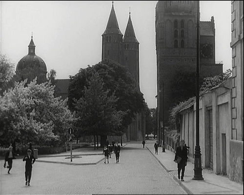 Kadr z filmu "Szatan z 7 klasy" (1960)
Katedra i Wieża Zegarowa

