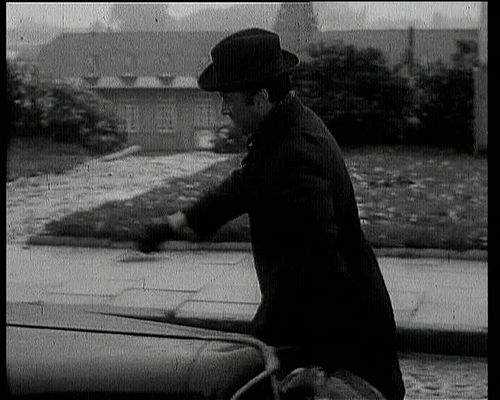 Kadr z serialu "Stawka większa niż życie" odc. pt. Ściśle tajne (1968)
ul. Rybaki, w głębi drewniana przystań

na zdjęciu Leon Niemczyk (Rioletto)
