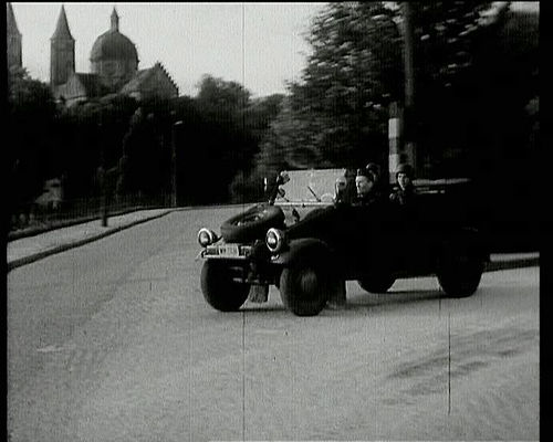 Kadr z serialu "Stawka większa niż życie" odc. pt. Ściśle tajne (1968)
ul. Mostowa, w głębi Wzgórze Tumskie

w samochodzie oczywiście nie kto inny jak sam Hans Kloss (Stanisław Mikulski) :)
