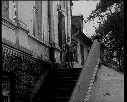 Kadr z serialu "Stawka większa niż życie" odc. pt. Ściśle tajne (1968)
dom przy ul. Rybaki
na zdjęciu Wanda Koczeska (jako Basia Reczko, sekretarka Reila)
