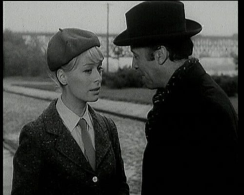 Kadr z serialu "Stawka większa niż życie" odc. pt. Ściśle tajne (1968)
ul. Rybaki
na zdjęciu Wanda Koczeska (jako Basia Reczko, sekretarka Reila) i niezapomniany Leon Niemczyk (Rioletto)
