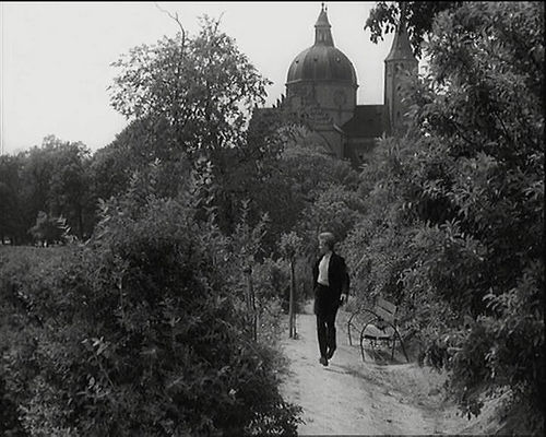 Kadr z filmu "Szatan z 7 klasy" (1960)
Wzgórze Tumskie - widok na Katedrę i główny bohater filmu Adam Cisowski grany przez Józefa Skwarka
