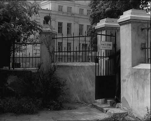 Kadr z filmu "Szatan z 7 klasy" (1960)
Widok na budynek sądu spod Domu pod "Trąbami"
