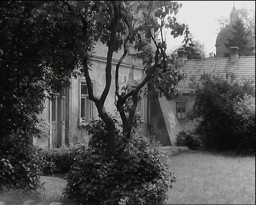 Kadr z filmu "Szatan z 7 klasy" (1960)
Dom pod "Trąbami"
