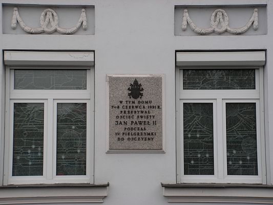 Tablica pamiątkowa
Tablica pamiątkowa upamiętniająca wizytę Ojca Świętego w Płocku - pl. Narutowicza
