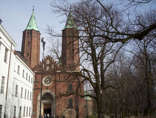 Katedra
Katedra - widok od frontu, po lewej fragment Zamku Książąt Mazowieckich (była siedziba Muzeum Mazowieckiego)
