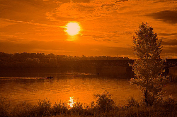 Płock - 5:30 rano
Most im. Legionów marsz. Józefa Piłsudskiego

[b]-eksperyment-[/b]
filtr IR + szara połówka
