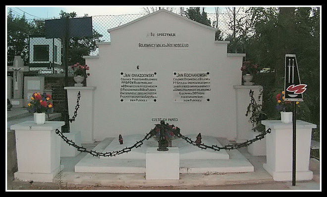 Miejsce Pamięci Narodowej - Stary Cmentarz al. Kobylińskiego
Miejsce spoczynku "bojowników walki za Wolność i Lud"

JAN GNIAZDOWSKI - członek pogotowia bojowego PPS i POW rozstrzelany w 29 roku życia przez Niemców 19 października 1918 r. w Płocku za wystąpienie zbrojne przeciw przemocy okupantów w Turzy Małej ziemi płockiej

JAN KOCHANOWSKI - Członek organizacji bojowej PPS poległ śmiercią walecznych zabity przez carskich siepaczy w 22 roku życia podczas akcji bojowej 6 sierpnia 1907 r. pod Staroźrebami ziemi płockiej

