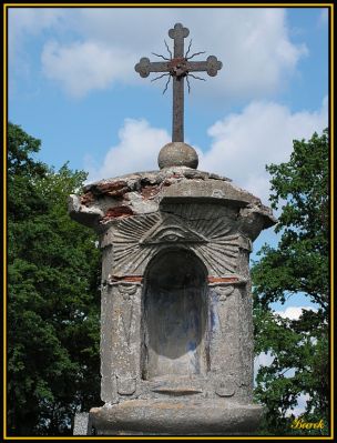 Nowy Duninów
Górna część nagrobku znajdującego się na cmentarzu w Nowym Duninowie
