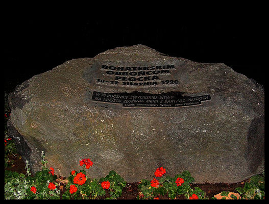 Obelisk przy Katedrze
