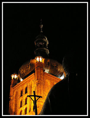 ...a Papa cały czas zerka na wieżę...
