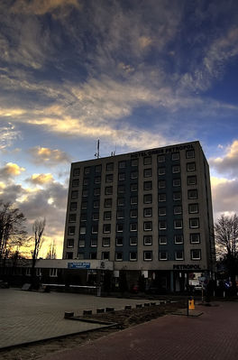 Hotel Orbis PETROPOL
a na drzwiach kartka: "Wyłączony z eksploatacji na czas remontu 2007-2009"
