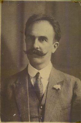 Szymon Kossobudzki
Ur. 28 października 1869 w Płocku, Zm. 8 lipca 1934 w Kurytybie w Brazylii, działacz polonijny w Brazylii, lekarz (profesor medycyny - chirurg), publicysta, poeta i działacz społeczny. Kawaler Orderu Odrodzenia Polski.
Dzieciństwo i lata młodzieńcze spędził w mieście rodzinnym i pobliskich Goślicach. Początkowo kształcił się w gimnazjum gubernialnym w Płocku, a następnie w Warszawie.
