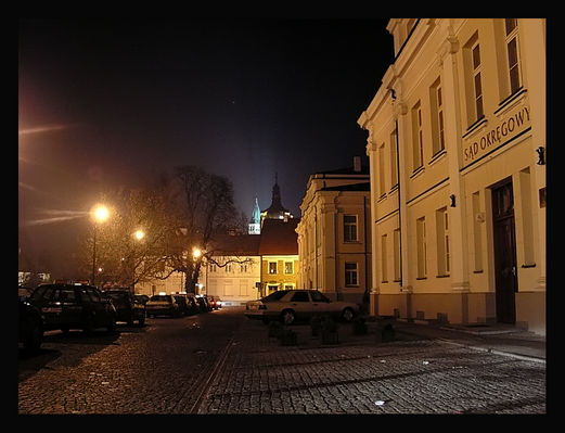 Gmachy Sądów i rzut oka na wieżę Katedry

