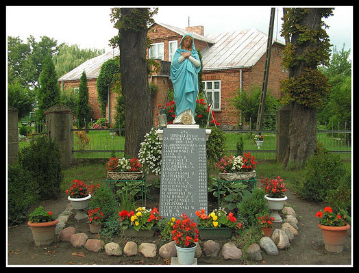 Siecień (gm. Brudzeń Duży)
Tablica pamiątkowa przy Kościele w Siecieniu
