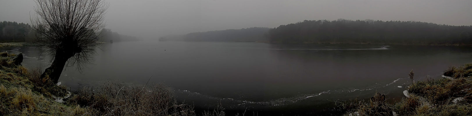 Jezioro w Soczewce
Nie zawsze jest piękna pogoda, słońce, baranki na niebie. Bywa też ponuro, mgliście, wilgotno i zimno.
