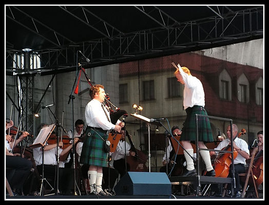 Występ szkockiego dudziarza na Starym Rynku
