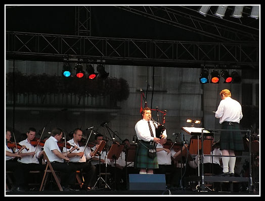 Występ szkockiego dudziarza na Starym Rynku
