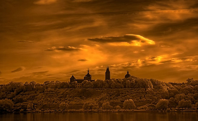 Płock - 5:30 rano
Wzgórze Tumskie

[b]-eksperyment-[/b]
HDR z 3 ekspozycji + filtr IR + szara połówka
