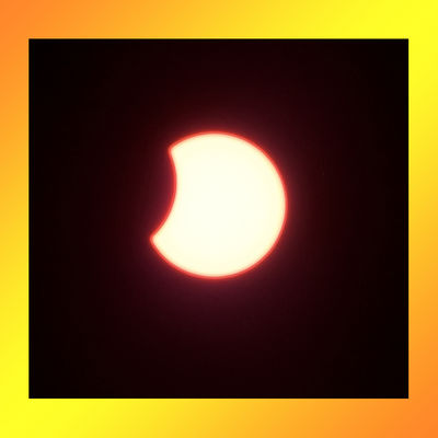 Częściowe zaćmienie słońca widoczne w Płocku
1.VIII.2008 godz. 12:20

robione przez filtr IR
