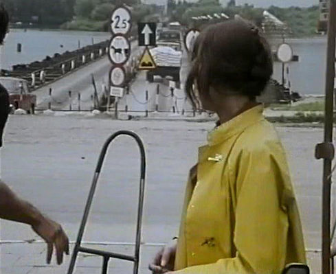 Scena z filmu "Zielona Miłość" reż. Stanisław Jędryka
Joanna Pacuła ("Sarna"), w głębi most pontonowy przez Wisłę
